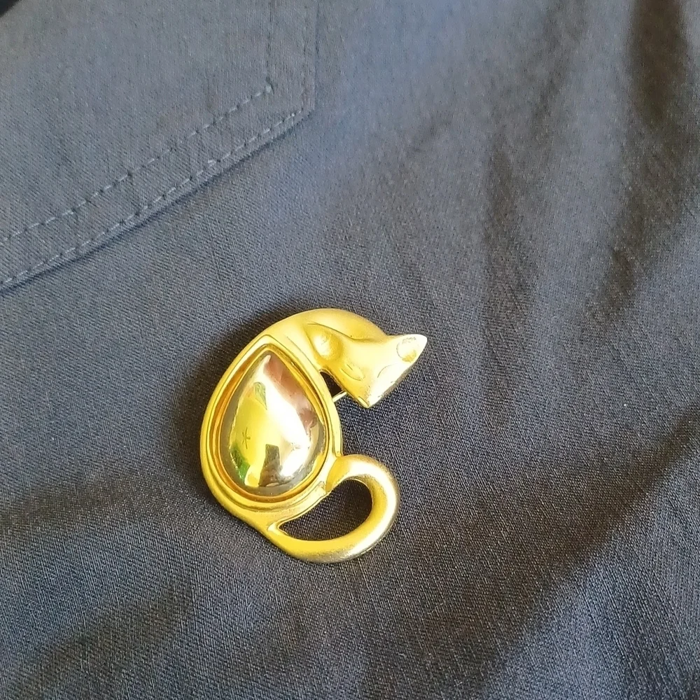 Sweet Vintage Siamese Cat Brooch, two-toned gold, can be hung as necklace, 1980s